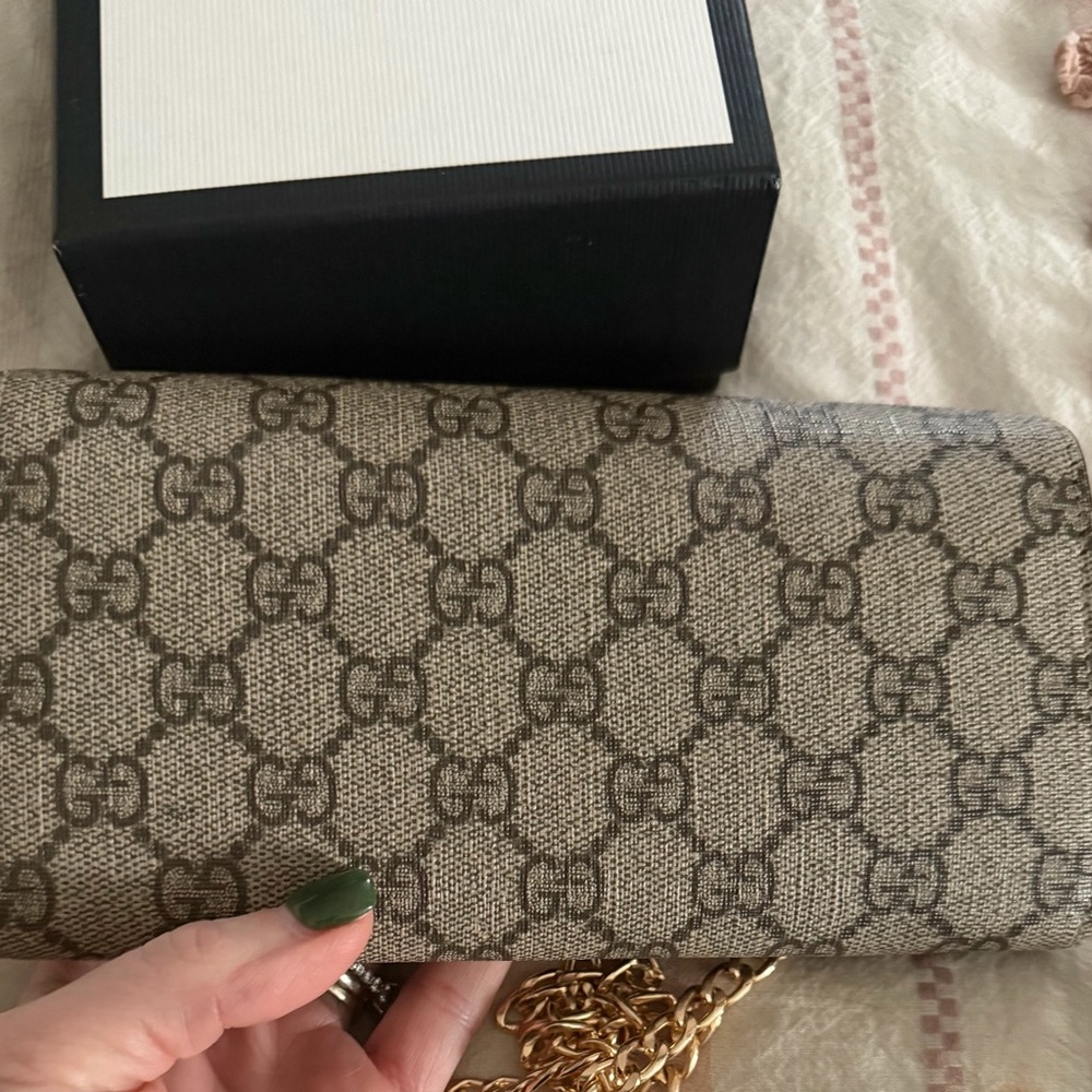 Gucci Neo GG Supreme long wallet w/added Chain in Beige Canvas and Red leather. - Picture 5 of 6